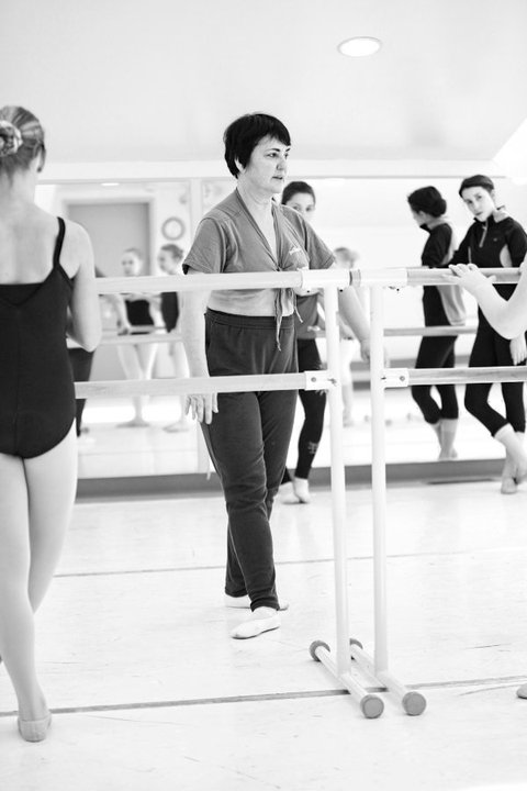Black and white photo of Ernesta Corvino teaching a workshop